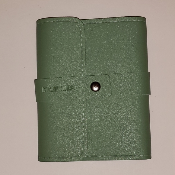 16 Pc Make Up Kit & Manicure Set - Picture 3 of 11